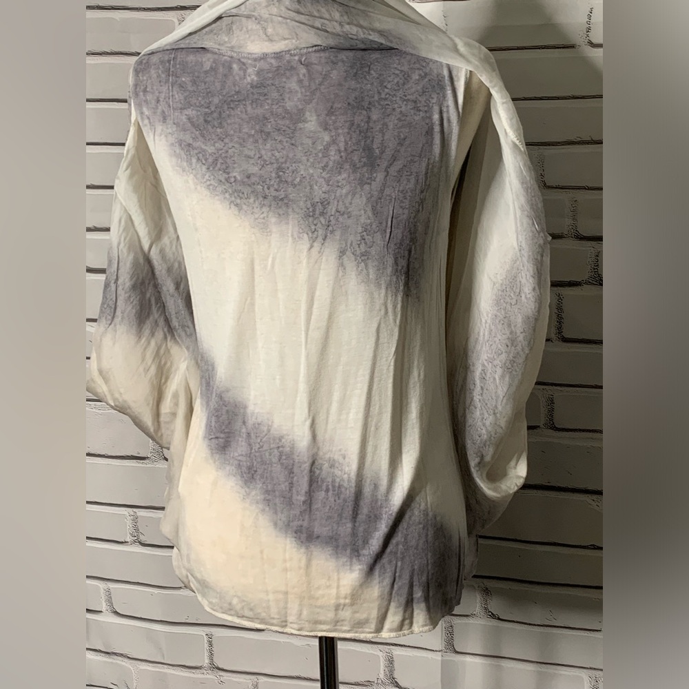 Elegant Gray and White Women's Top - Picture 5 of 15